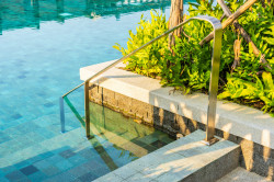 Création d'une piscine carrelage pierre Bali  